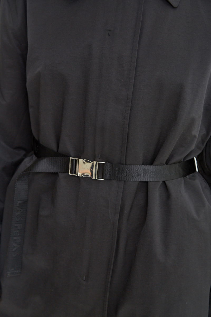 Saco negro liviano recto y largo por arriba de las rodillas con cierre, broches snap y cinturon. 
