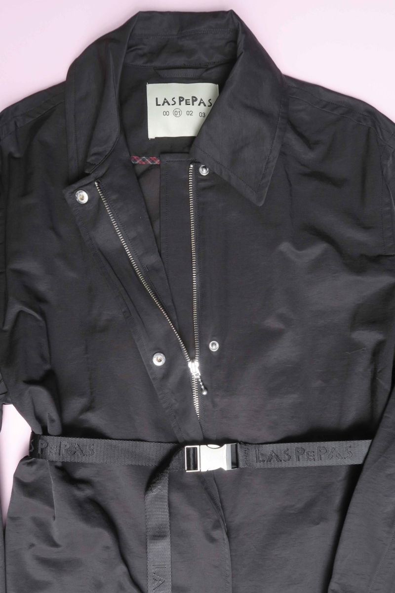 Saco negro liviano recto y largo por arriba de las rodillas con cierre, broches snap y cinturon. 
