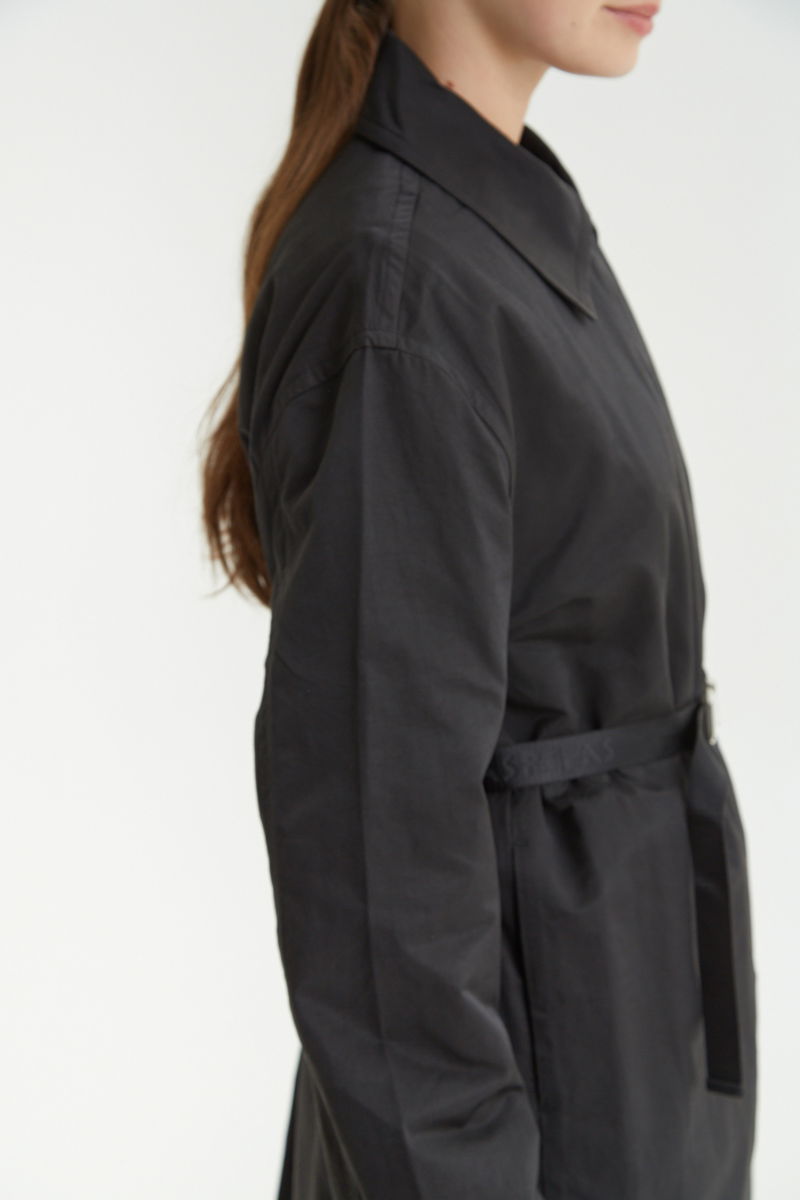 Saco negro liviano recto y largo por arriba de las rodillas con cierre, broches snap y cinturon. 
