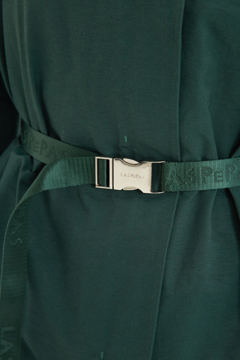 Saco verde liviano recto y largo por arriba de las rodillas con cierre, broches snap y cinturon. 
