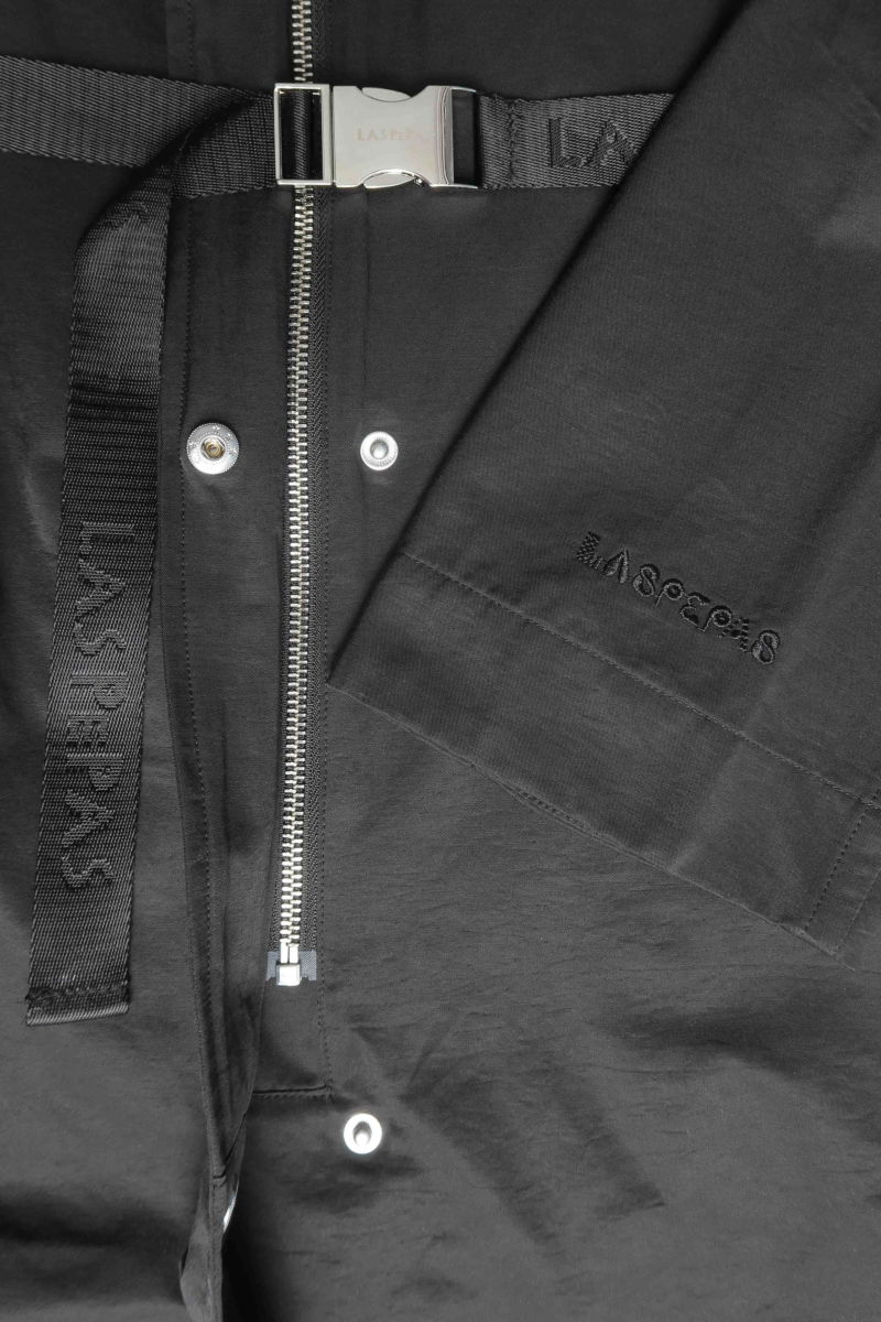 Saco negro liviano recto y largo por arriba de las rodillas con cierre, broches snap y cinturon. 
