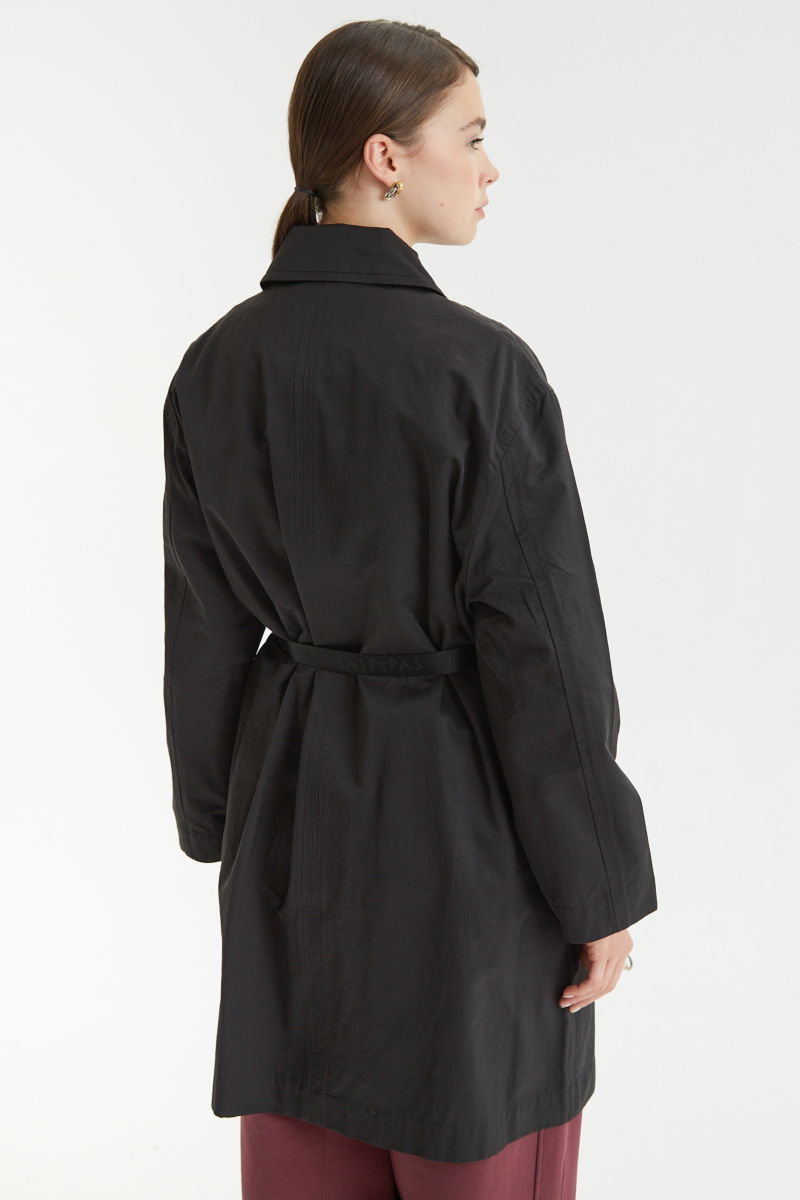 Saco negro liviano recto y largo por arriba de las rodillas con cierre, broches snap y cinturon. 
