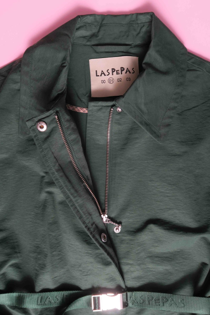 Saco verde liviano recto y largo por arriba de las rodillas con cierre, broches snap y cinturon. 
