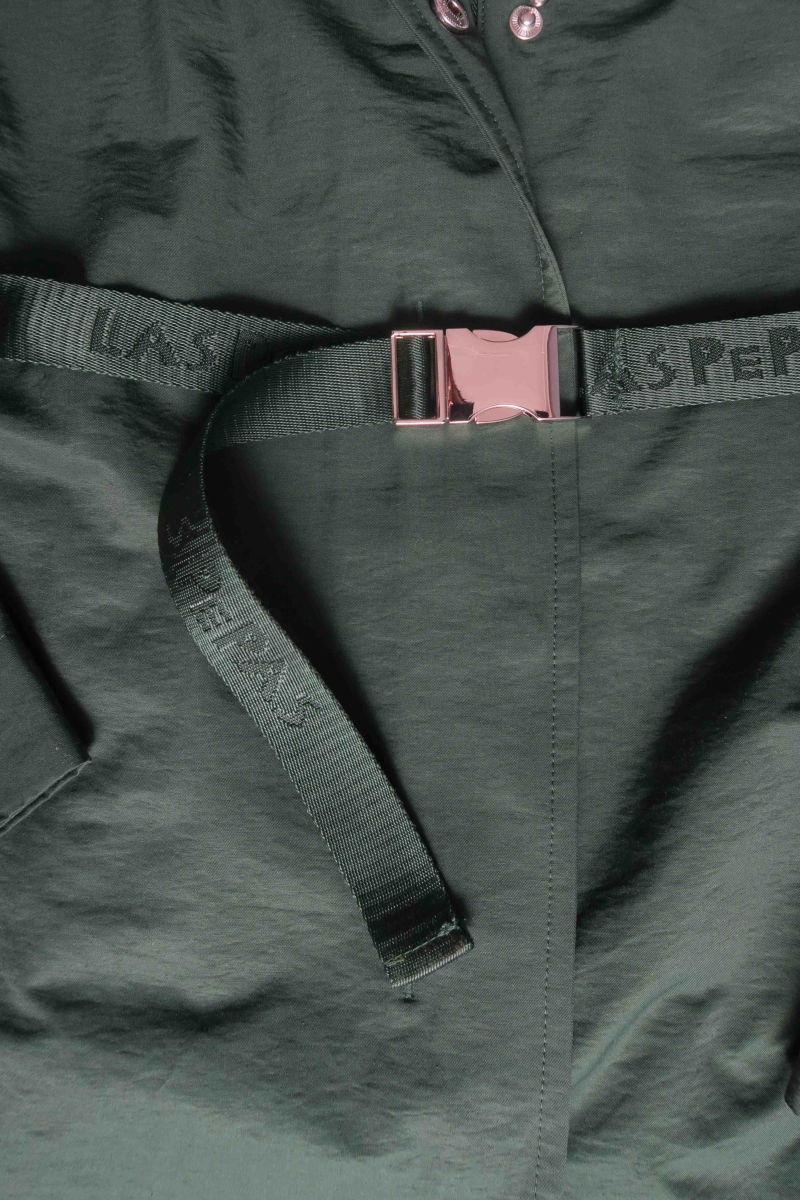 Saco verde liviano recto y largo por arriba de las rodillas con cierre, broches snap y cinturon. 
