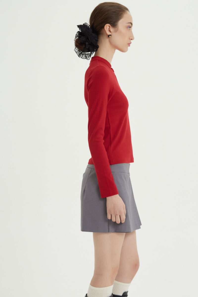 Short sastrero gris tiro bajo y corto con falda tableada superpuesta al frente y pinzas traseras.
