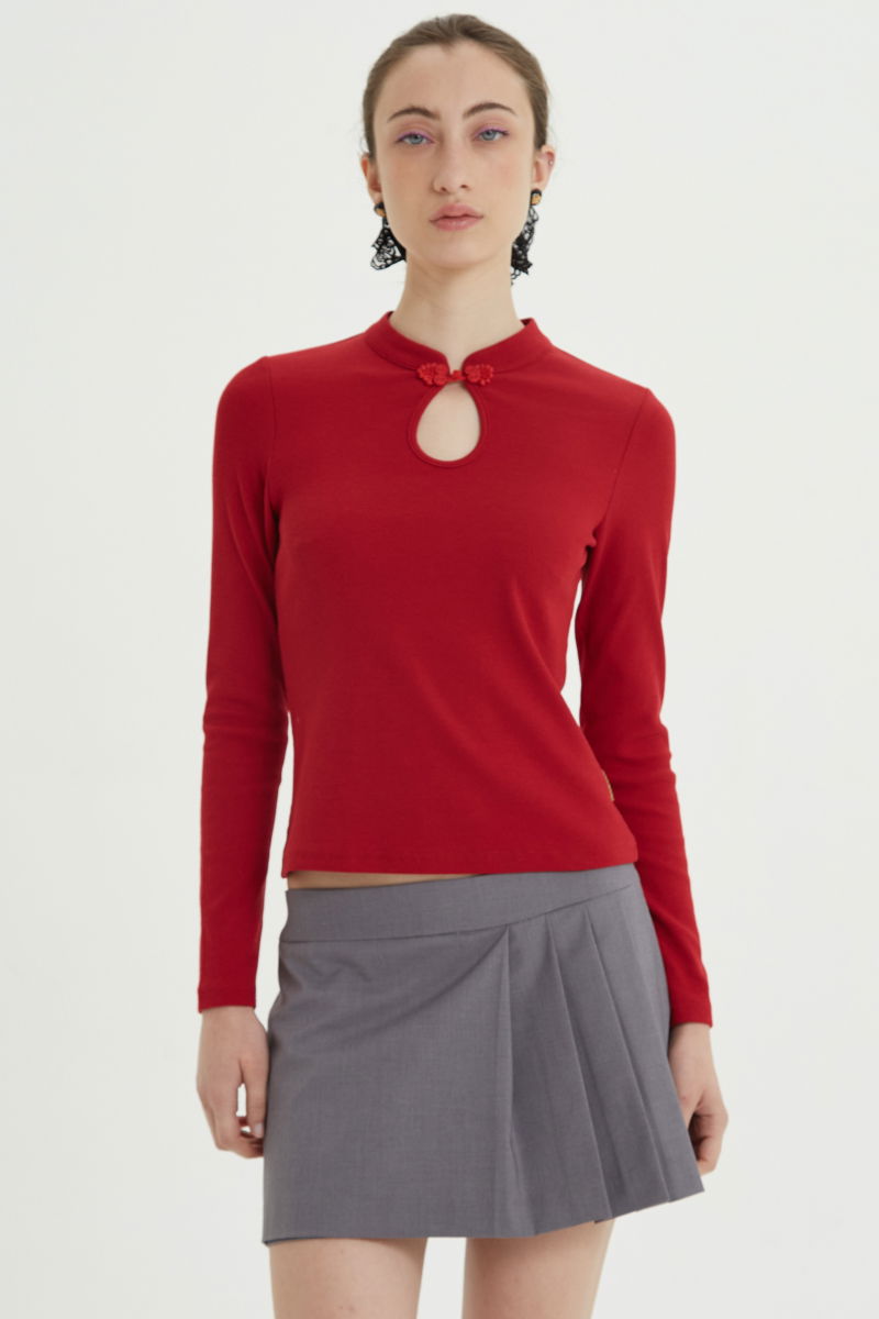 Short sastrero gris tiro bajo y corto con falda tableada superpuesta al frente y pinzas traseras.
