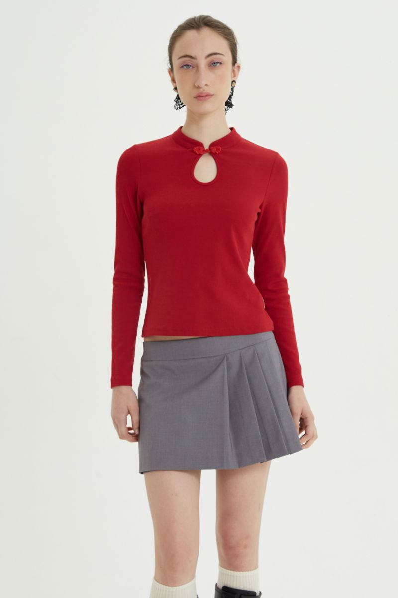 Short sastrero gris tiro bajo y corto con falda tableada superpuesta al frente y pinzas traseras.
