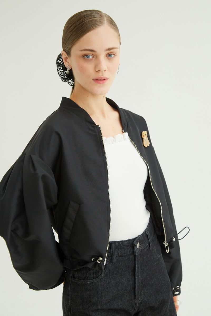 Musculosa negra de morley con breteles finos y cuello con volados de encaje.
