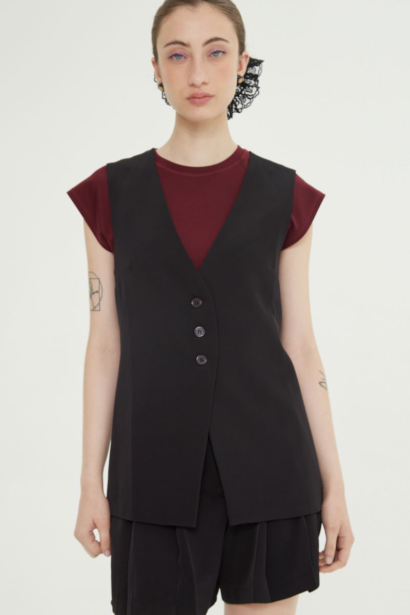 Remera bordo básica al cuerpo larga a la cadera con escote redondo y mangas cortas raglan. 
