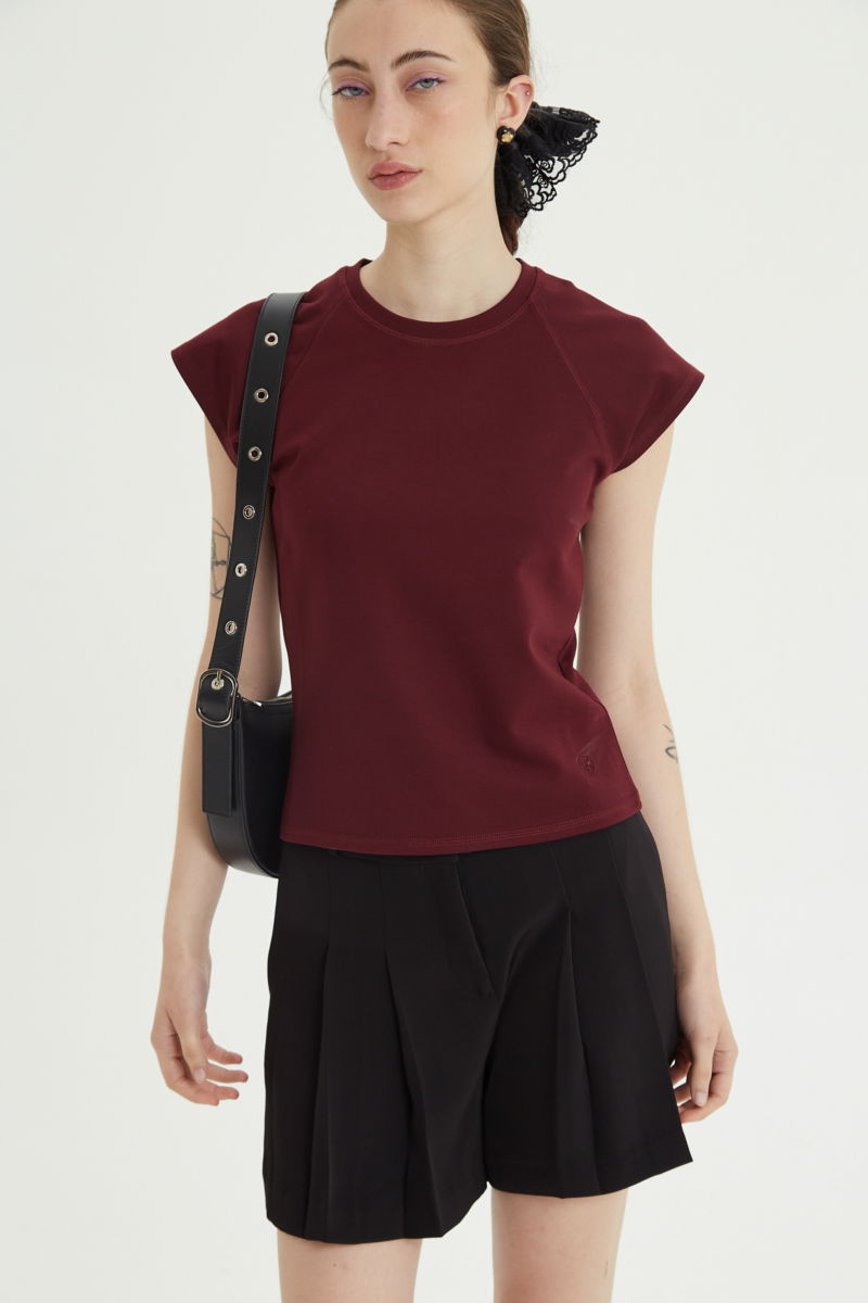 Remera bordo básica al cuerpo larga a la cadera con escote redondo y mangas cortas raglan. 
