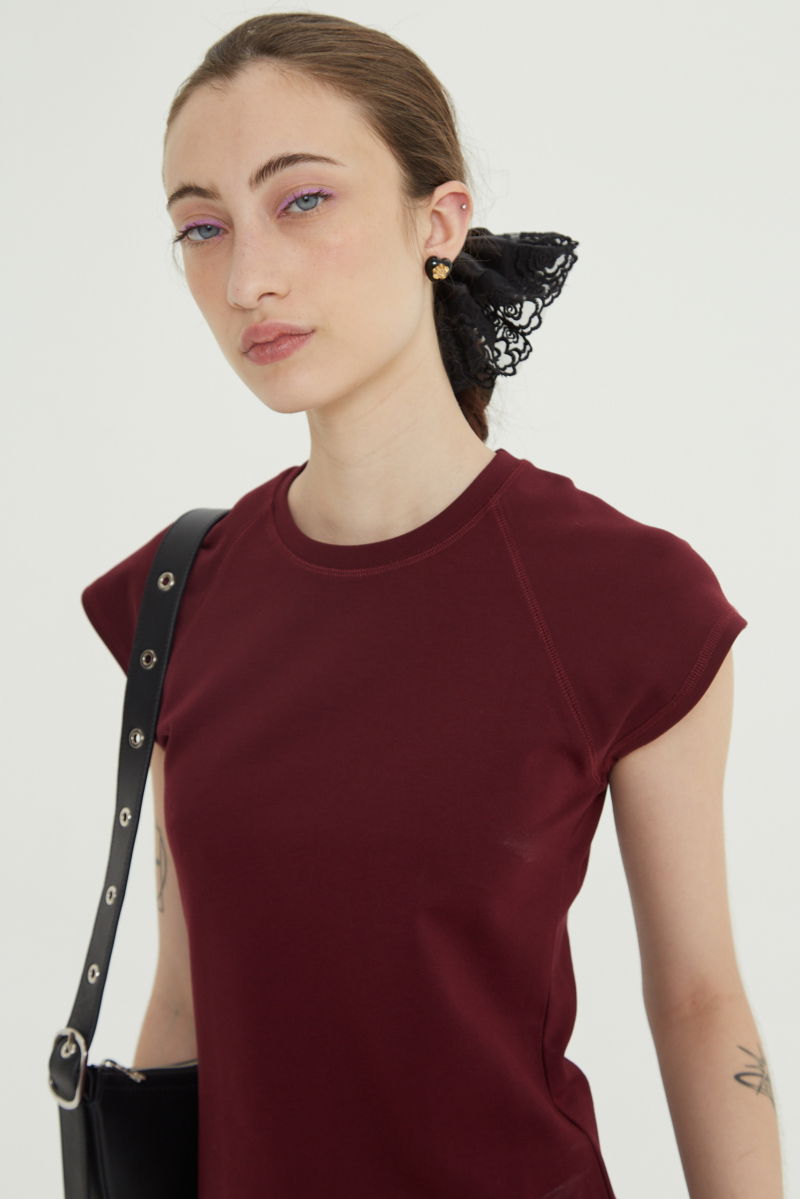 Remera bordo básica al cuerpo larga a la cadera con escote redondo y mangas cortas raglan. 
