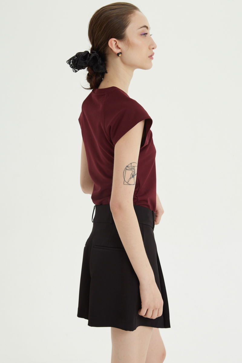 Remera bordo básica al cuerpo larga a la cadera con escote redondo y mangas cortas raglan. 
