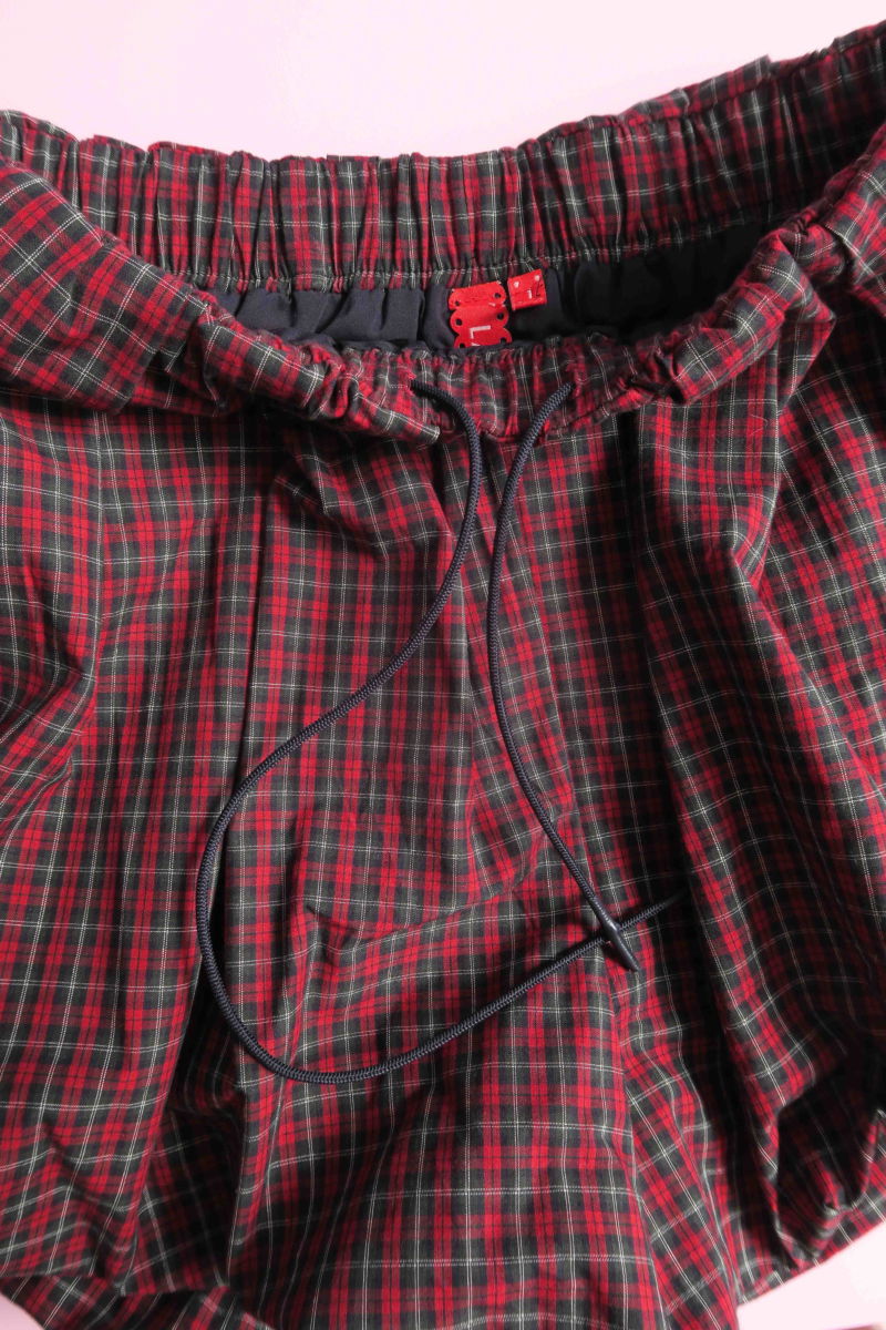 Short cuadrille tiro bajo de silueta balloon y largo mini de algodón a cuadros. 
