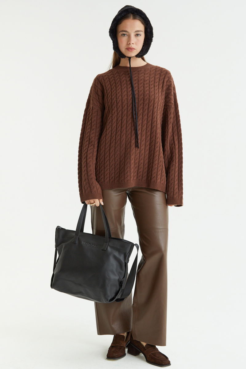 Cartera de cuero estilo shopper con logo grabado al frente, manijas cortas de cuero y correa larga de cinta mochilera.