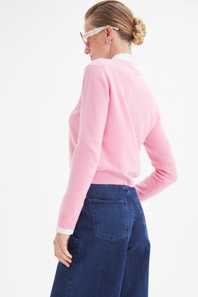 Sweater rosa de lana y cachemira recto y entallado en la cintura con cuello redondo y terminaciones de ribb en puños y ruedo.
