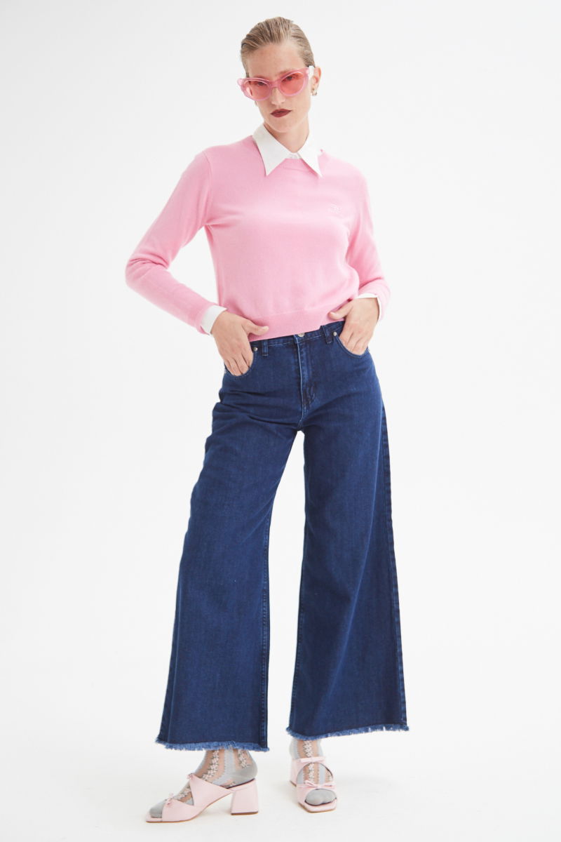 Sweater rosa de lana y cachemira recto y entallado en la cintura con cuello redondo y terminaciones de ribb en puños y ruedo.