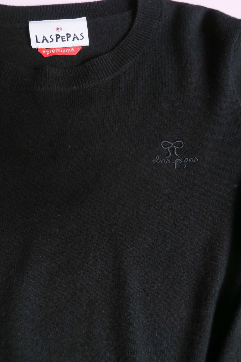 Sweater negro de lana y cachemira recto y entallado en la cintura con cuello redondo y terminaciones de ribb en puños y ruedo.