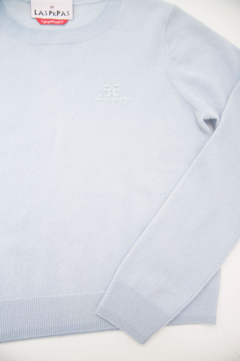 Sweater celeste de lana y cachemira recto y entallado en la cintura con cuello redondo y terminaciones de ribb en puños y ruedo.