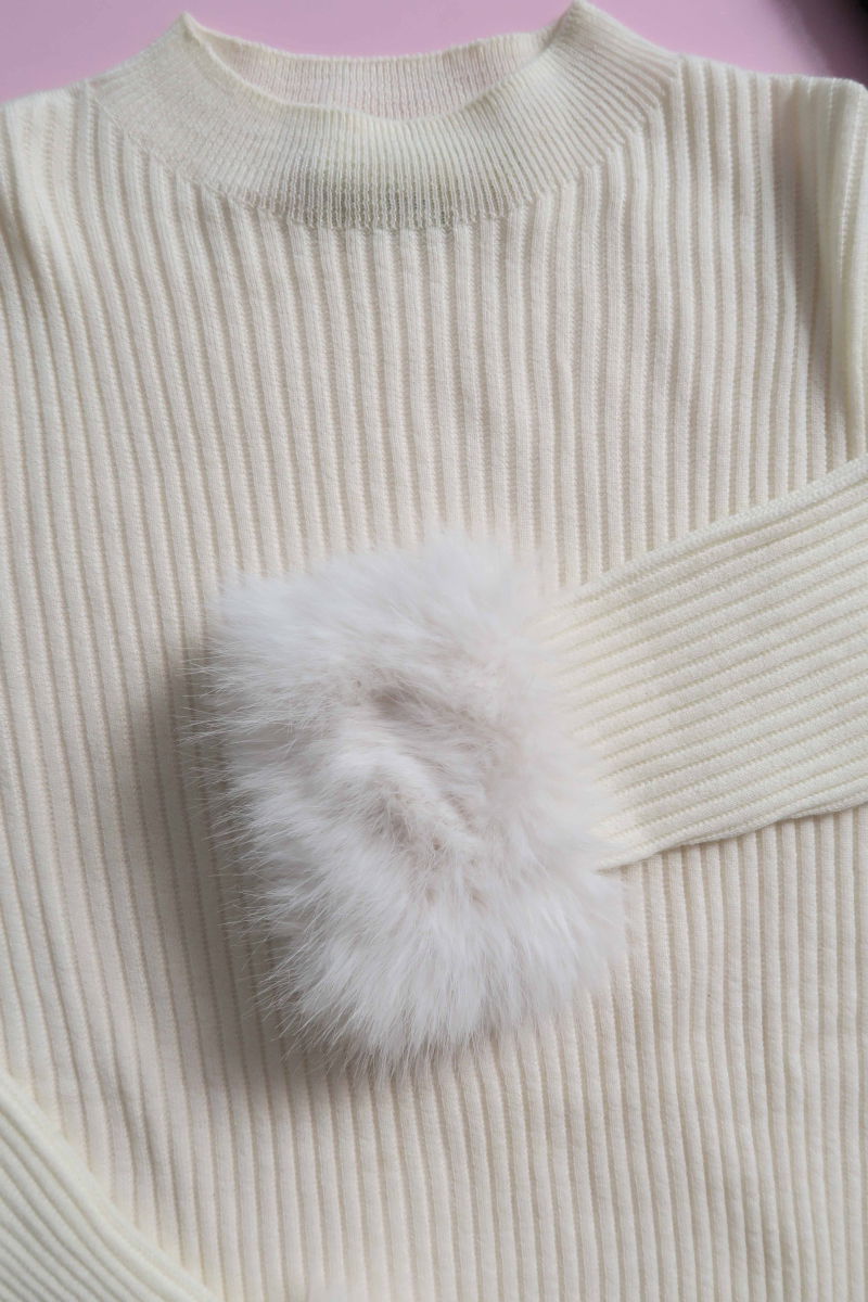 Sweater blanco de morley al cuerpo con cuello redondo y puños de pelo. 