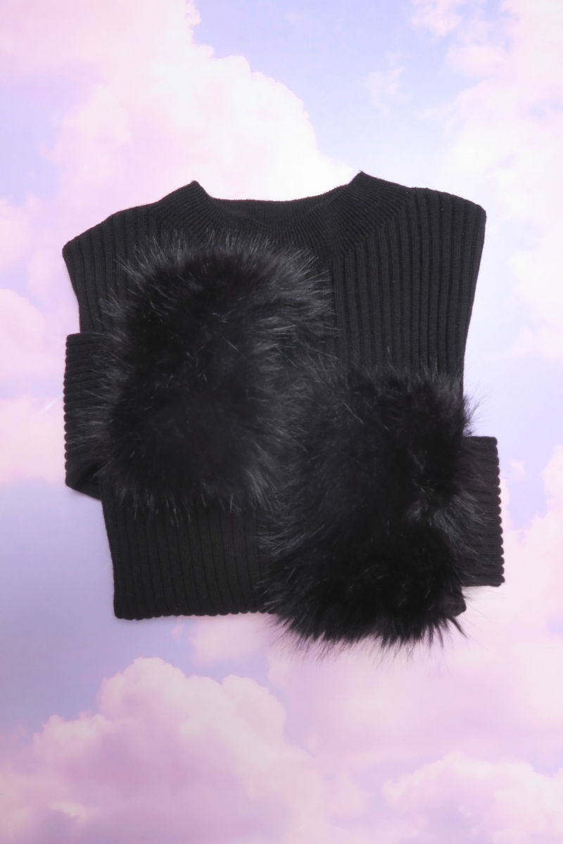 Sweater negro de morley al cuerpo con cuello redondo y puños de pelo. 