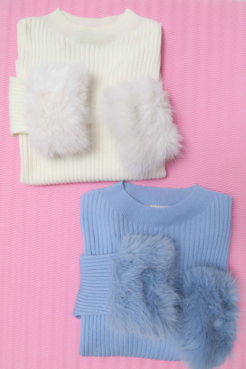 Sweater blanco de morley al cuerpo con cuello redondo y puños de pelo. 