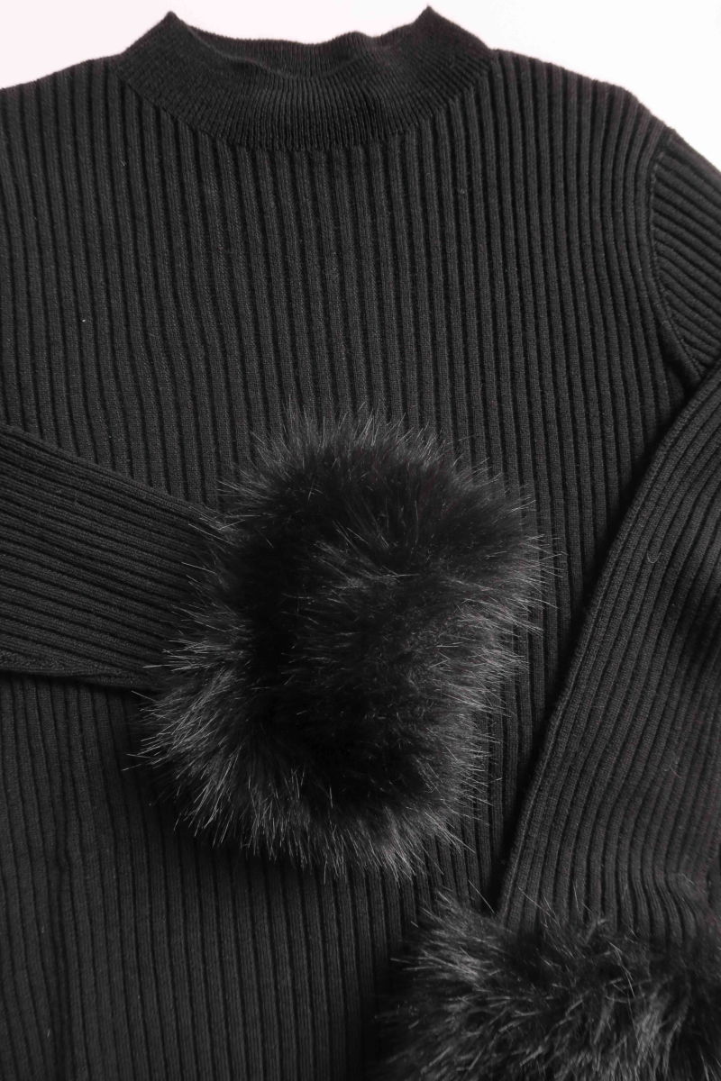 Sweater negro de morley al cuerpo con cuello redondo y puños de pelo. 