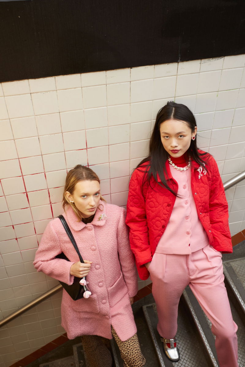 Pantalón rosa sastrero recto tiro medio con terminación ondulada en el ruedo.
