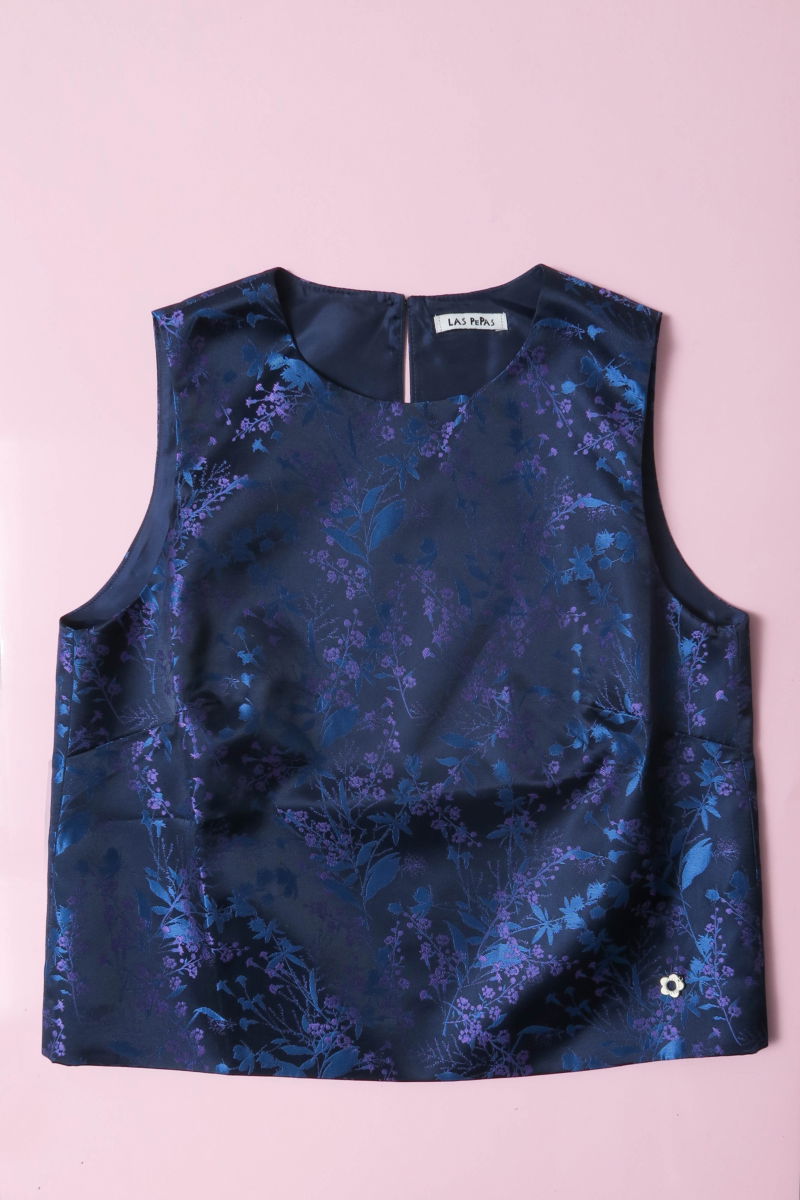 Top sin mangas satinado de jacquard con motivo floral, recto con cuello redondo y pinzas frontales de entalle. 