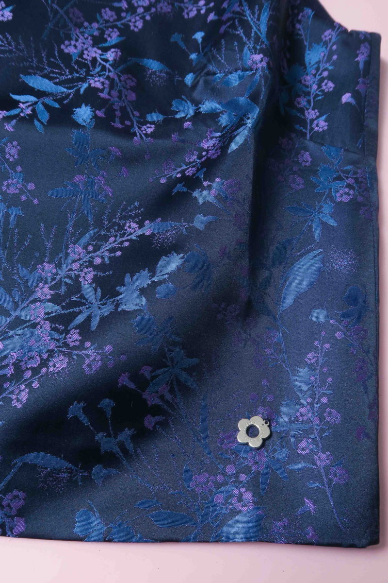 Top sin mangas satinado de jacquard con motivo floral, recto con cuello redondo y pinzas frontales de entalle. 