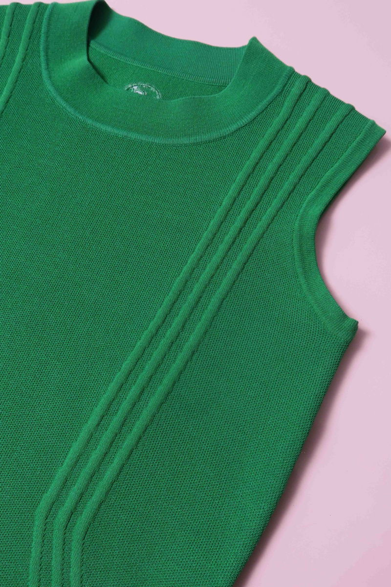 Top verde tejido al cuerpo y largo a la cadera con cuello redondo, terminación de ribb y detalles de tejido en frente y espalda. Conseguilo con cuotas sin interés!