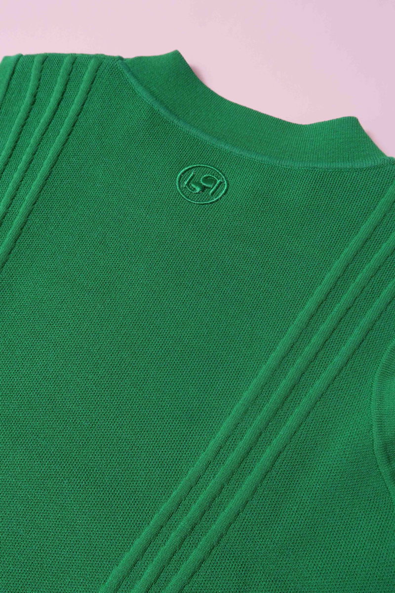 Top verde tejido al cuerpo y largo a la cadera con cuello redondo, terminación de ribb y detalles de tejido en frente y espalda. Conseguilo con cuotas sin interés!