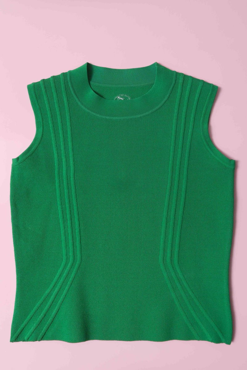 Top verde tejido al cuerpo y largo a la cadera con cuello redondo, terminación de ribb y detalles de tejido en frente y espalda. Conseguilo con cuotas sin interés!