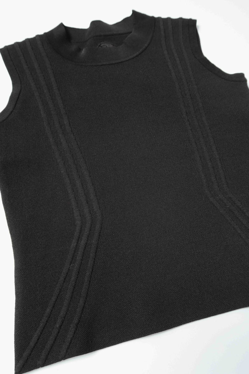 Top negro tejido al cuerpo y largo a la cadera con cuello redondo, terminación de ribb y detalles de tejido en frente y espalda. Conseguilo con cuotas sin interés!