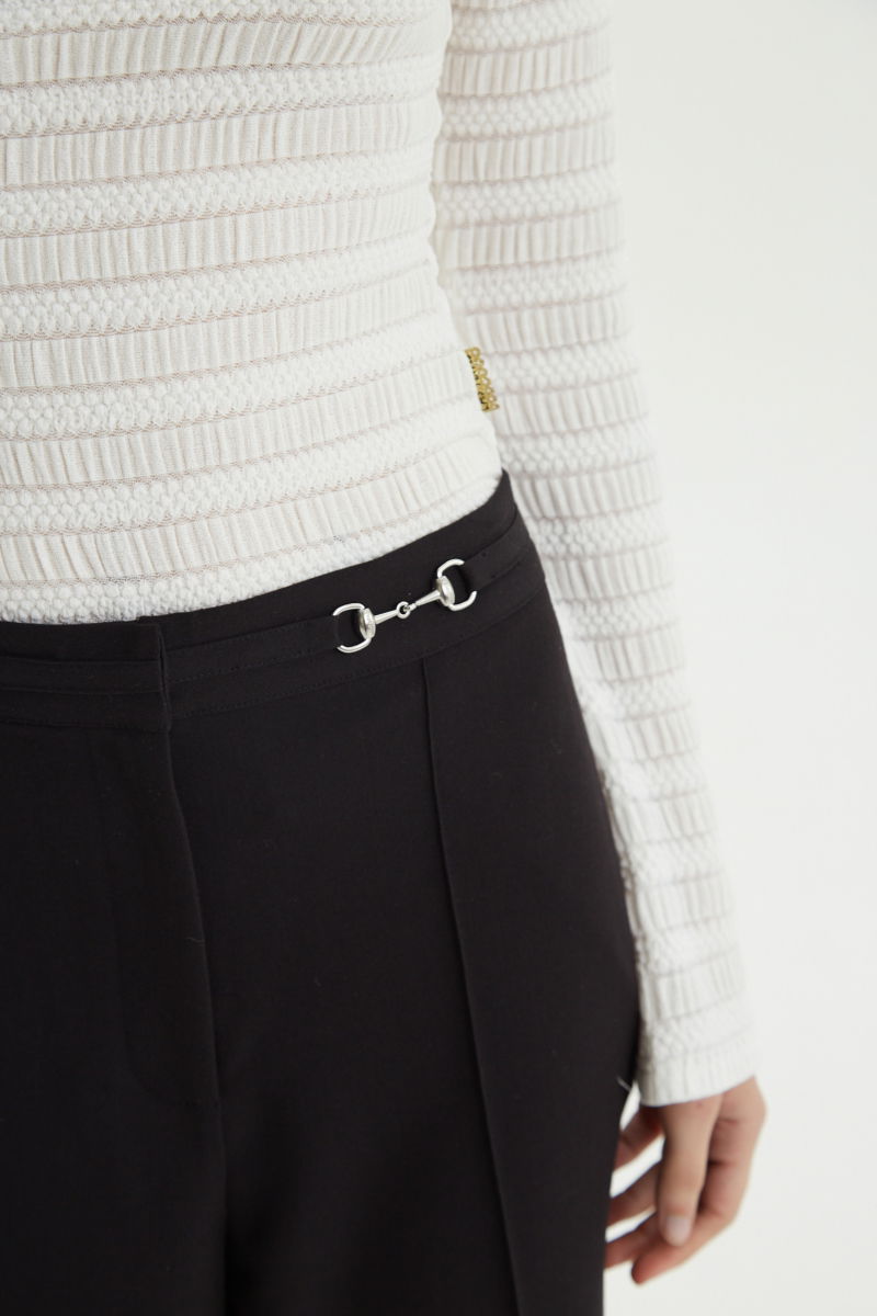 Remera blanca al cuerpo con mangas semi acampanadas, con escote a la base del cuello y textura fruncida. 
