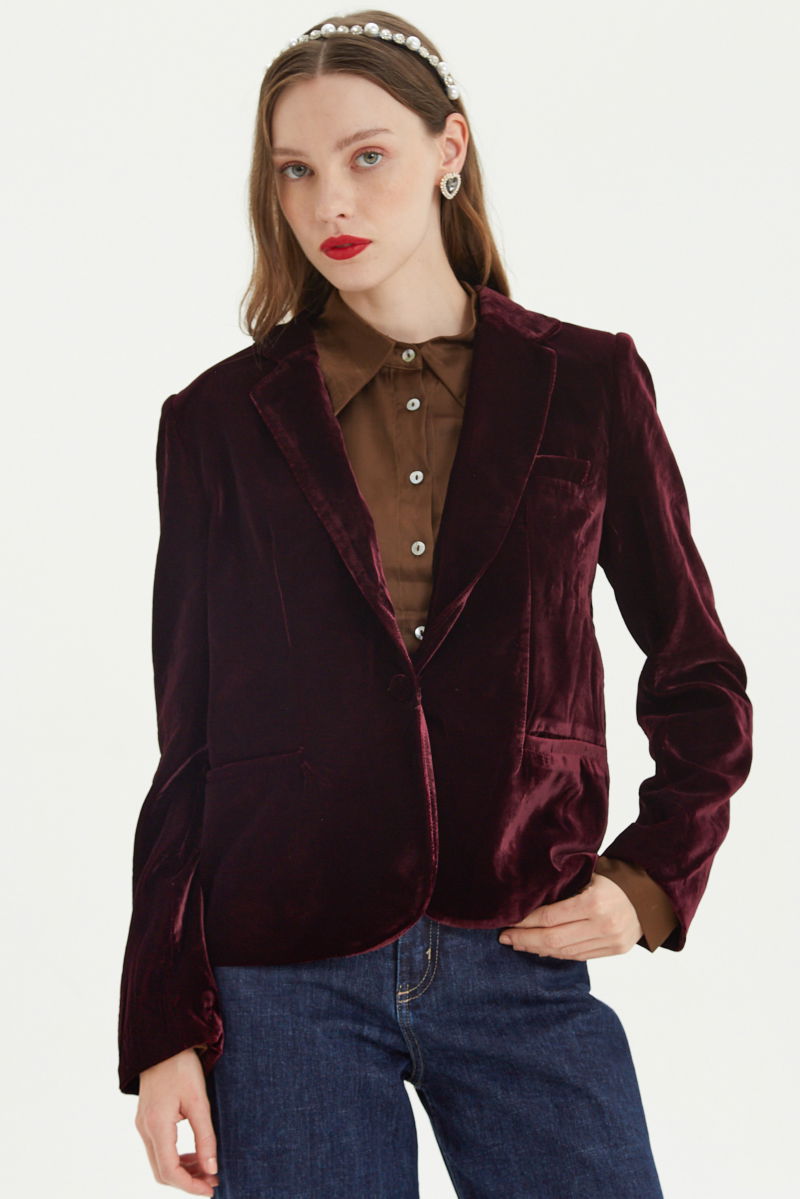 Camisa satinada con botones nacarados a contratono, de corte recto y larga hasta la cadera. 