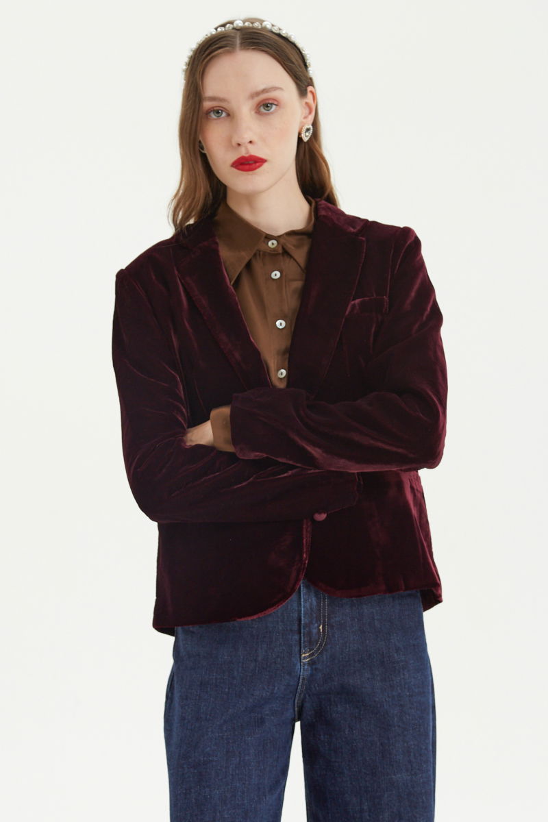 Blazer bordo sastrero con hombreras de corte recto con pinzas de entalle y largo hasta la cadera.