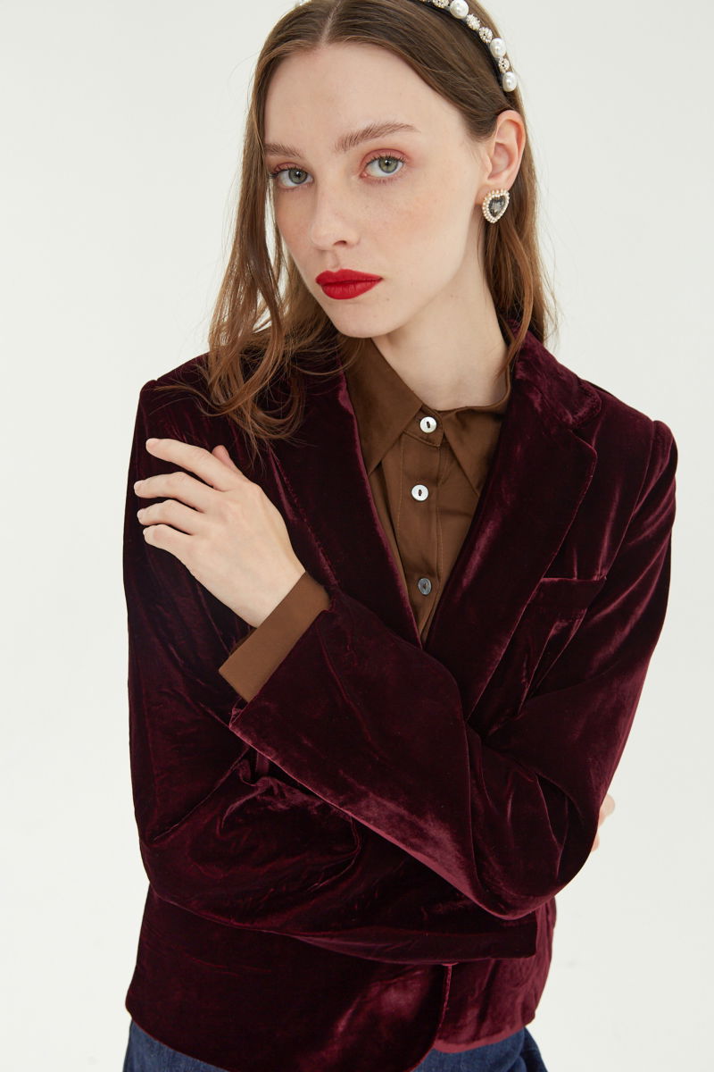 Blazer bordo sastrero con hombreras de corte recto con pinzas de entalle y largo hasta la cadera.