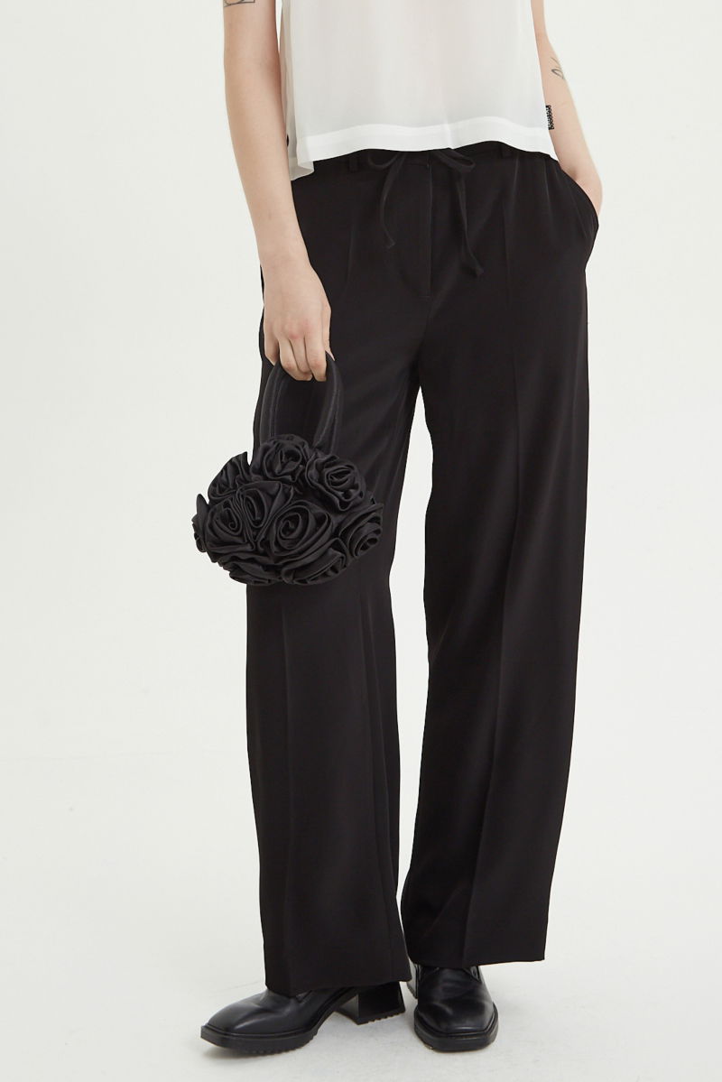 Pantalón negro sastrero tiro alto recto y largo a los tobillos con cintura con elástico y lazo a tono para atar. 