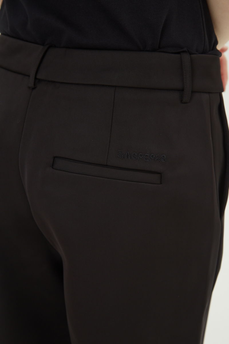 Pantalón negro sastrero satinado tiro medio de silueta recta y largo por encima del tobillo.
