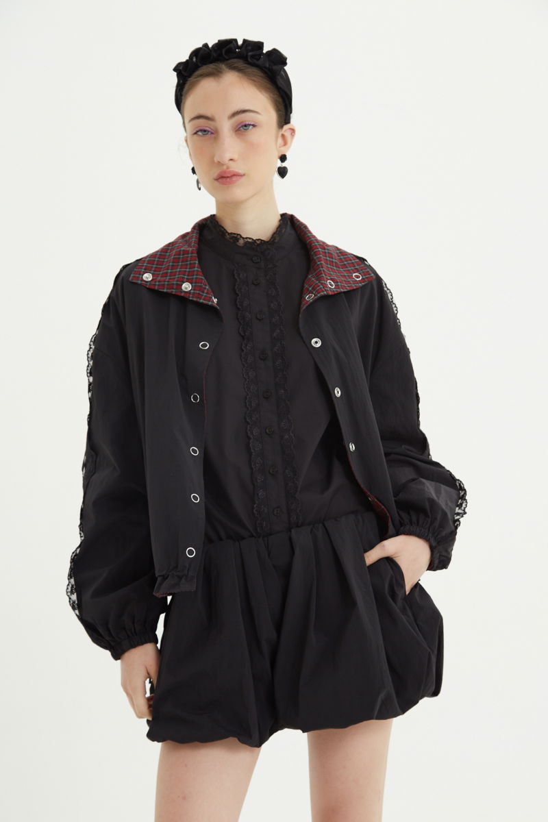 Short negro tiro bajo de silueta balloon y largo mini con cintura elastizada. 
