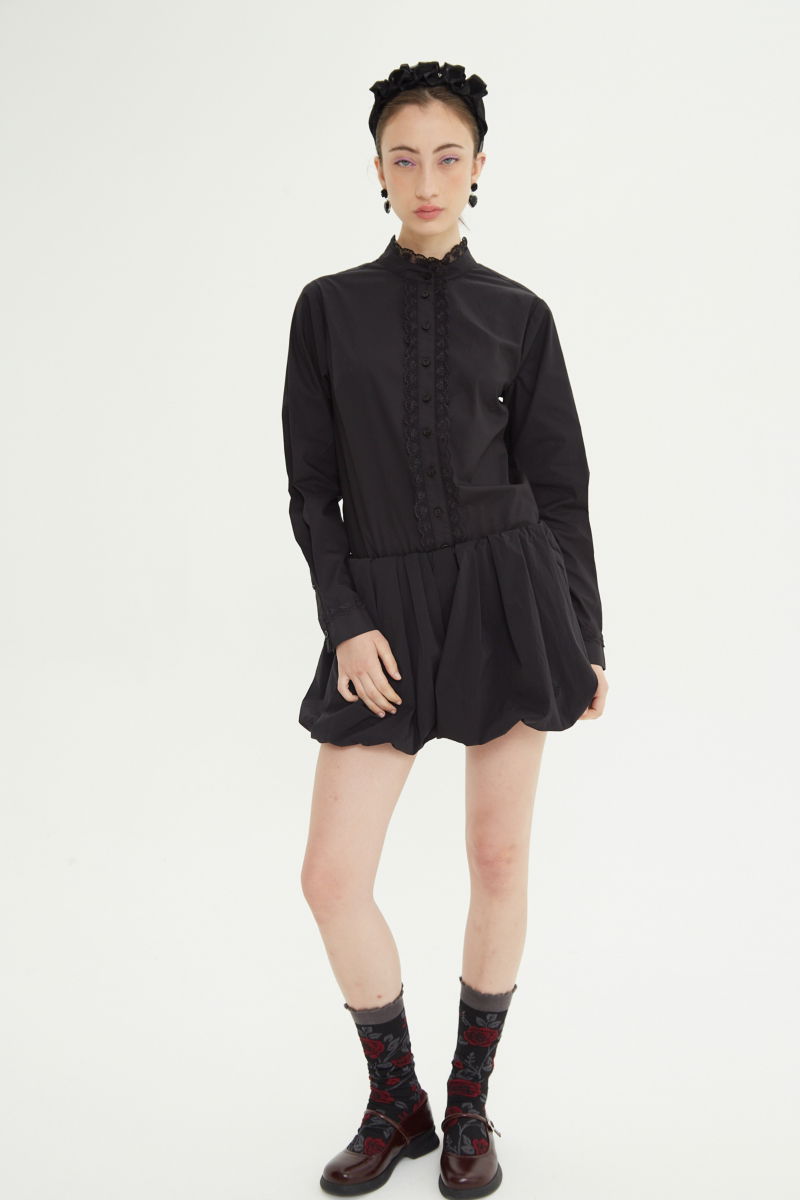 Short negro tiro bajo de silueta balloon y largo mini con cintura elastizada. 
