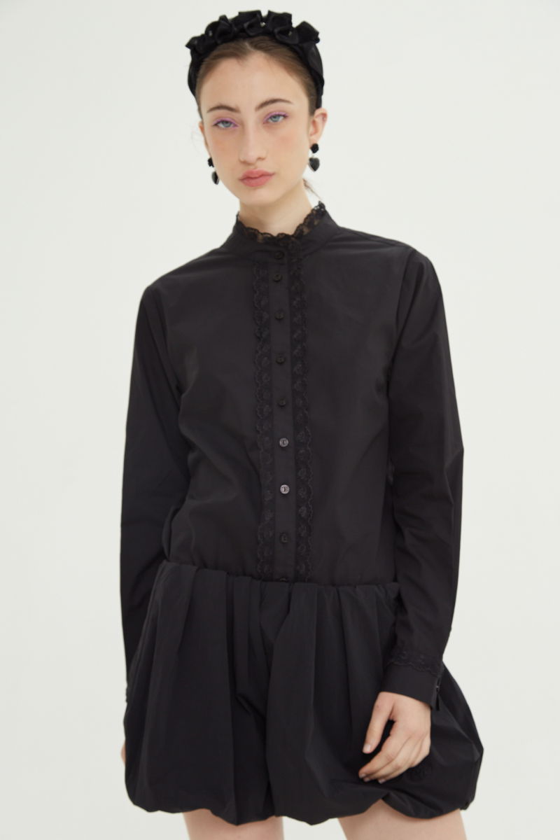 Camisa negra de algodón recta con cuello mao y terminaciones de encaje en cuello, puños, cartera y canesú. 