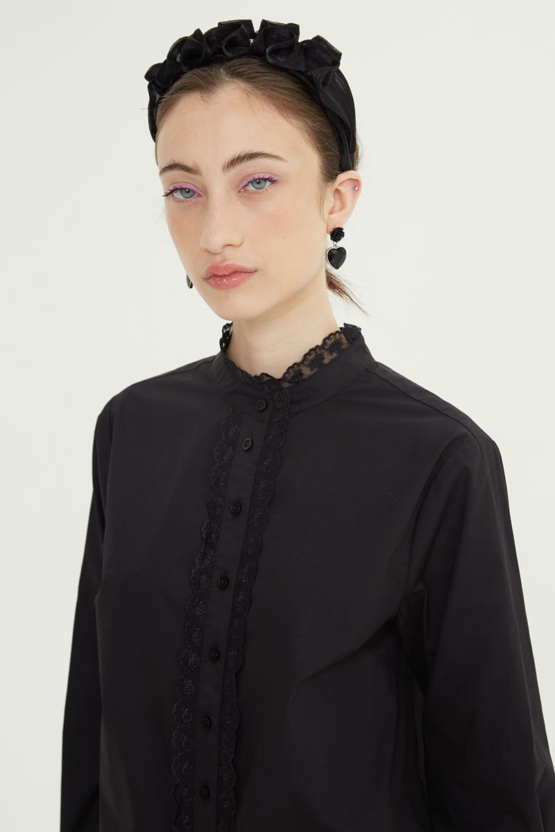 Camisa negra de algodón recta con cuello mao y terminaciones de encaje en cuello, puños, cartera y canesú. 