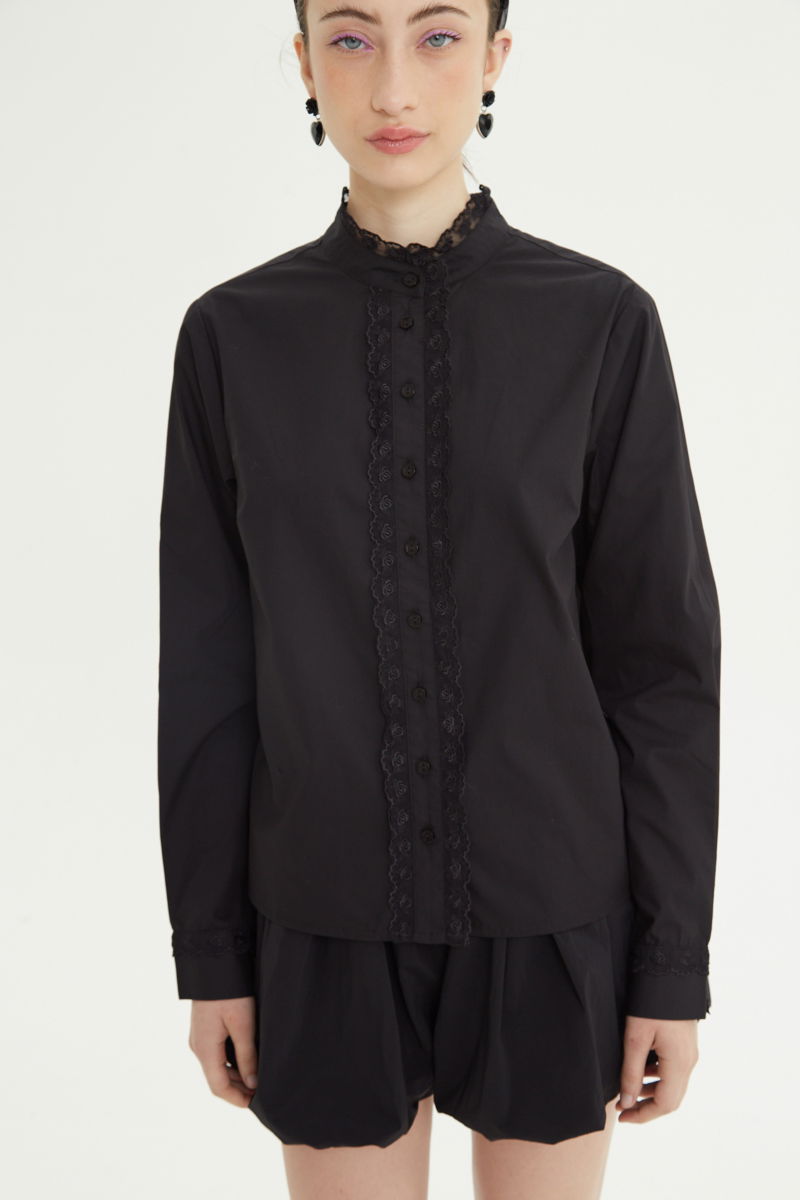 Camisa negra de algodón recta con cuello mao y terminaciones de encaje en cuello, puños, cartera y canesú. 