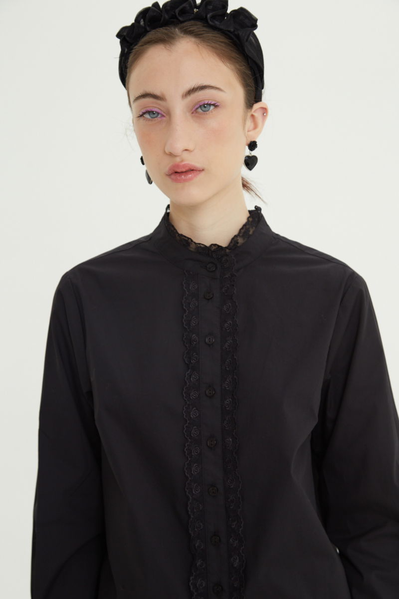 Camisa negra de algodón recta con cuello mao y terminaciones de encaje en cuello, puños, cartera y canesú. 