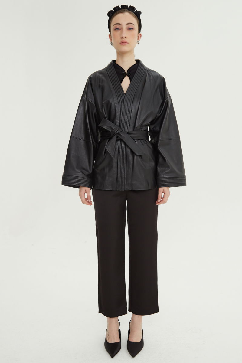 Pantalón negro sastrero satinado tiro medio de silueta recta y largo por encima del tobillo.
