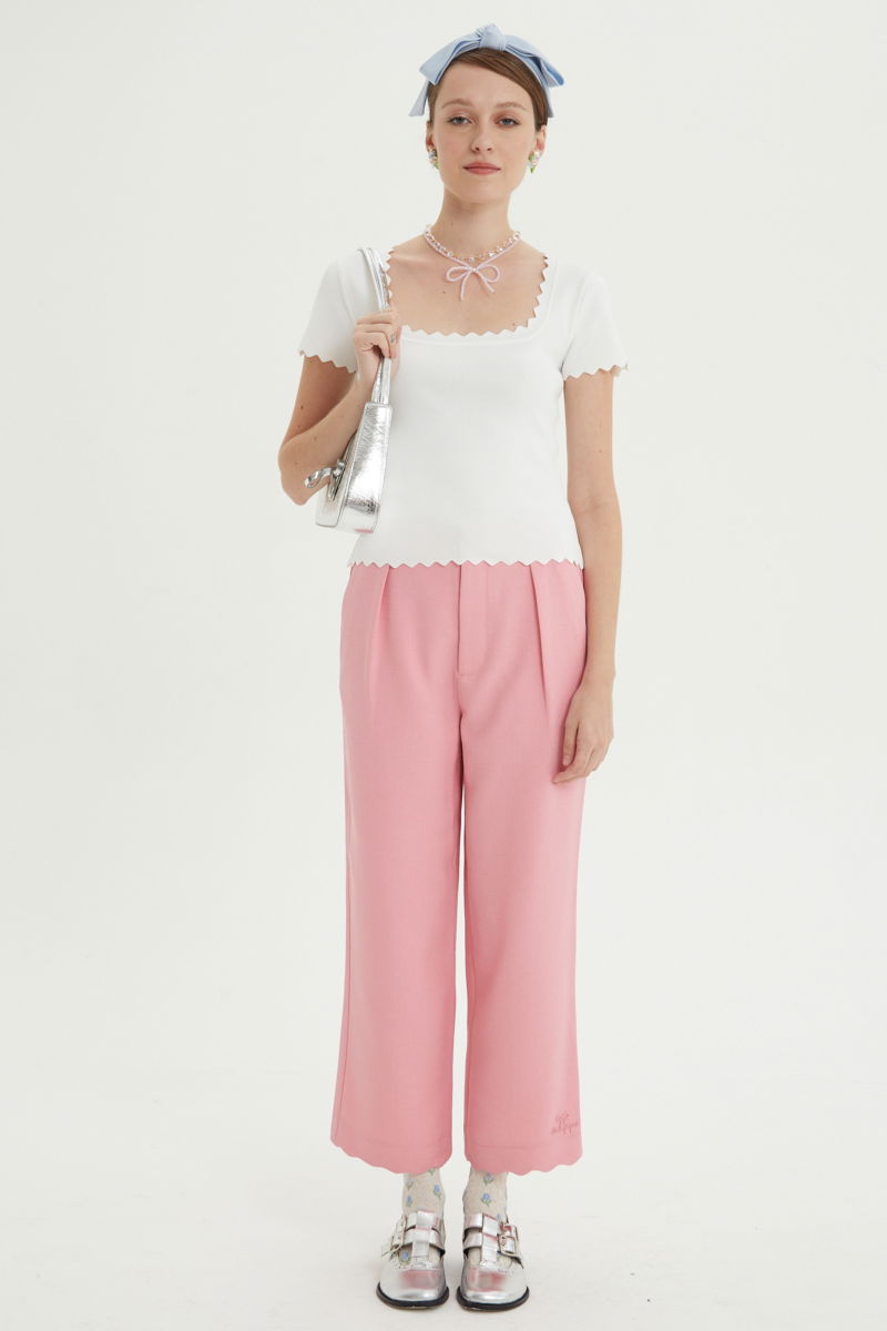 Pantalón rosa sastrero recto tiro medio con terminación ondulada en el ruedo.
