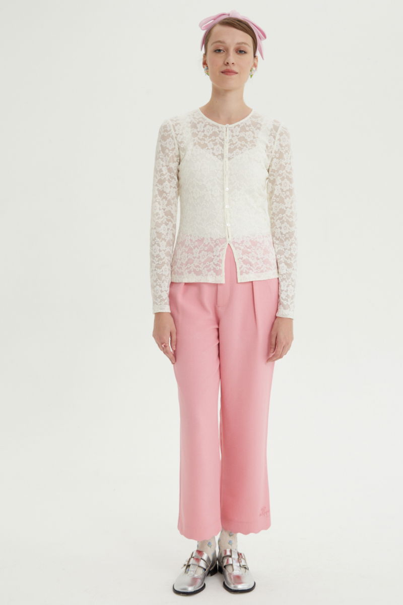 Pantalón rosa sastrero recto tiro medio con terminación ondulada en el ruedo.
