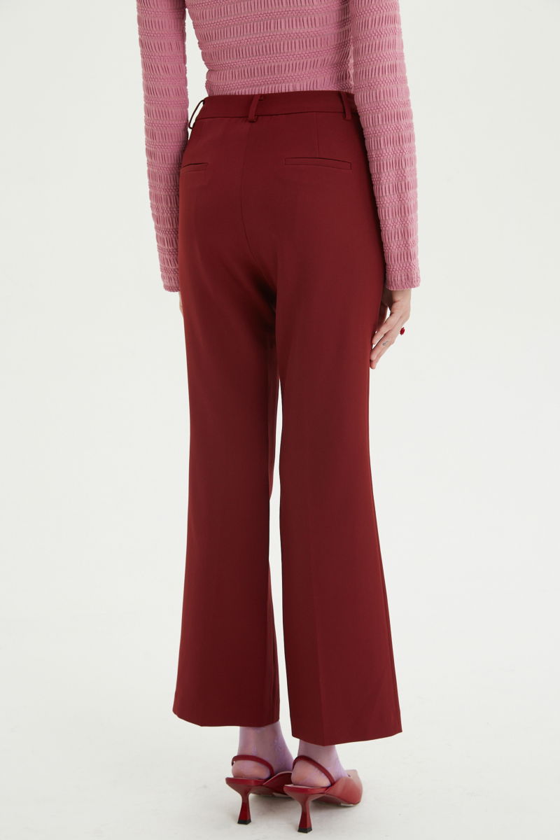 Pantalón bordo sastrero tiro alto de corte recto y largo al tobillo con pinzas en el frente, bolsillos laterales y bolsillo ojal en la espalda. 
