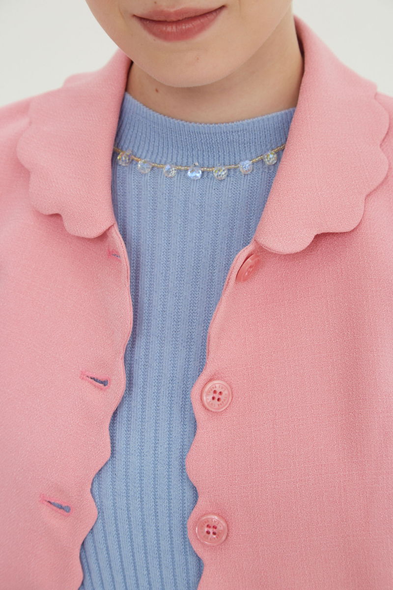 Blazer rosa sastrero entallado con terminación ondulada y mangas princesa. 
